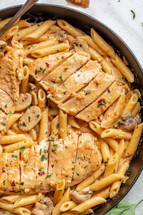 طرز تهیه پاستا با مرغ و قارچ
